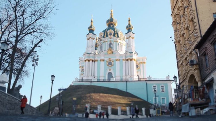 人们在基辅的圣安德鲁斯教堂散步视频素材