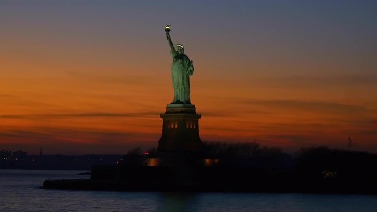 纽约市黄昏时的自由女神像视频素材