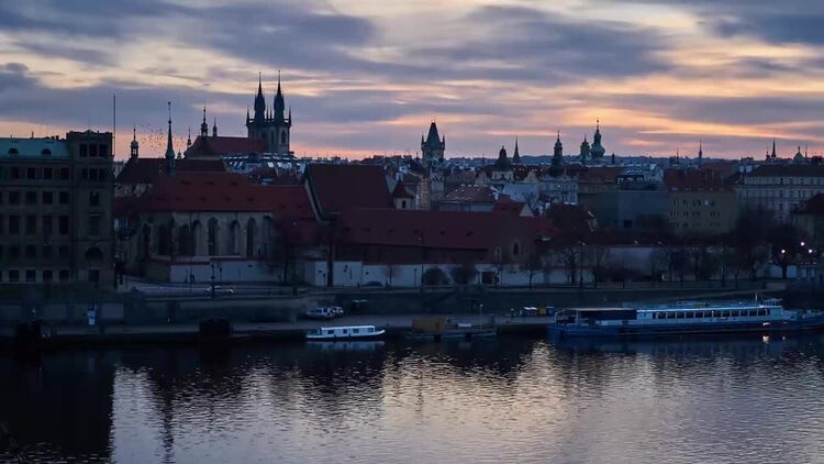 日落时开车经过布拉格市视频素材