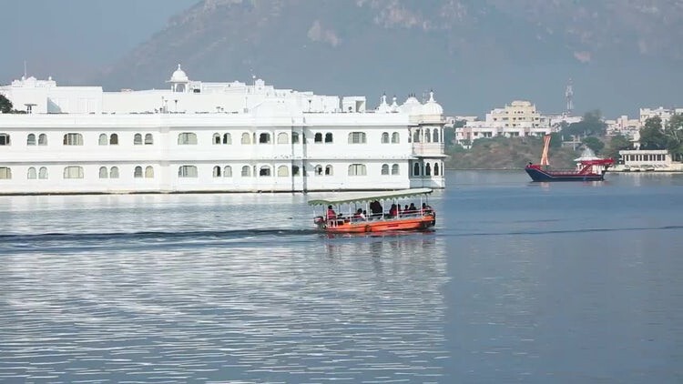印度拉贾斯坦邦焦特布尔附近湖上的湖巡洋舰视频素材