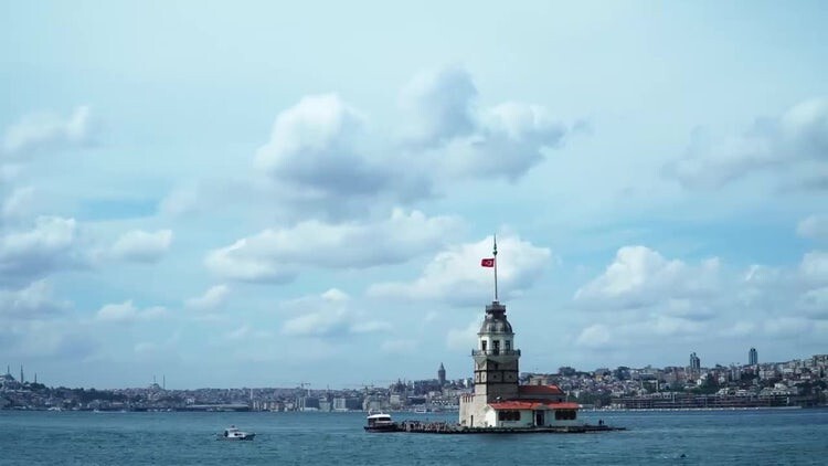 船只驶过伊斯坦布尔的少女塔视频素材