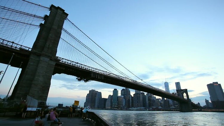 纽约市曼哈顿大桥下面的景色视频素材
