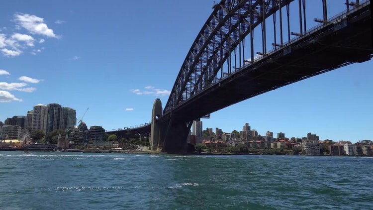 晴天时的悉尼港湾大桥视频素材