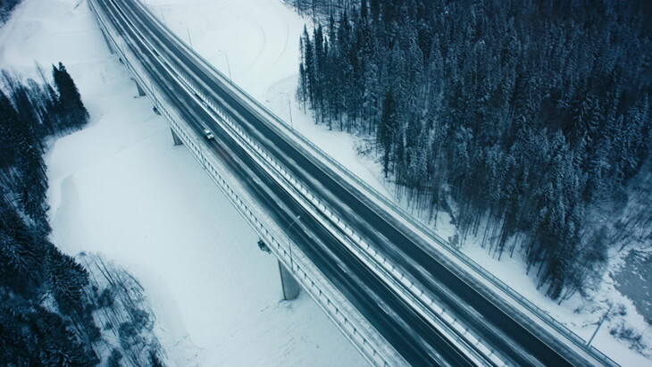  下雪天的公路
