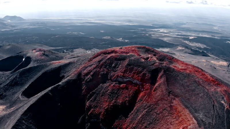 人们站在山顶俯瞰火山区空中实拍视频