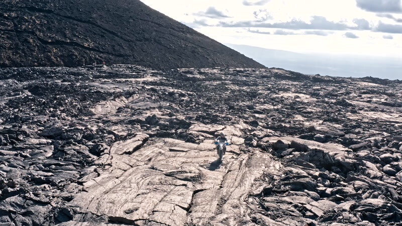 火山地区摩托车的人空中实拍视频