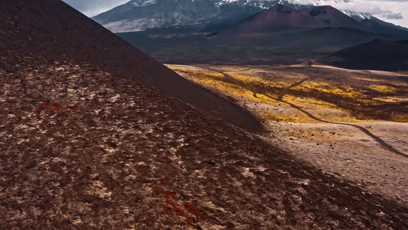人们爬到一座火山的山顶实拍视频