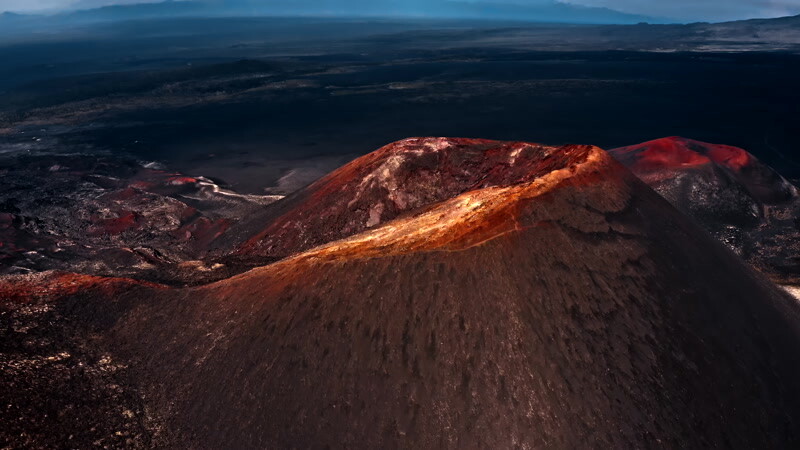 红色和黑色火山区实拍视频