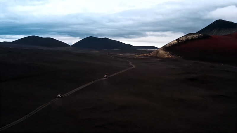 在火山旅行的越野吉普车空中实拍视频