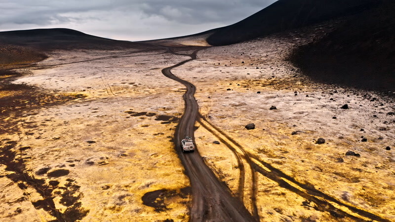 越野吉普车驾驶在火山地面实拍视频