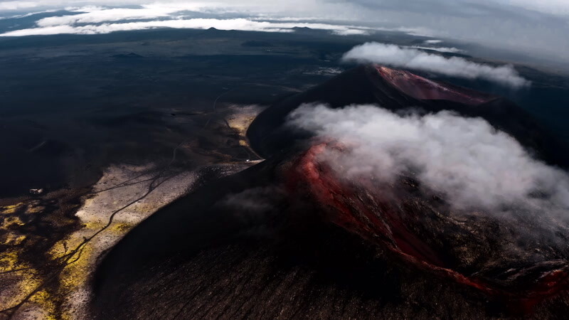 在火山空中移动的云实拍视频