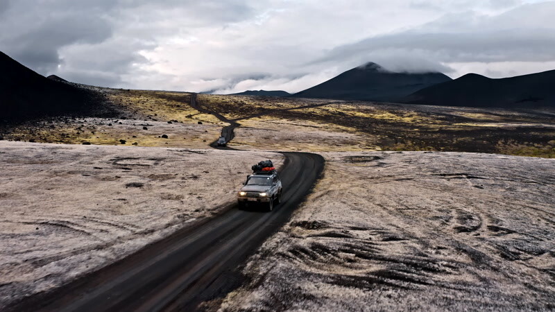 在火山地区的两个吉普车实拍视频