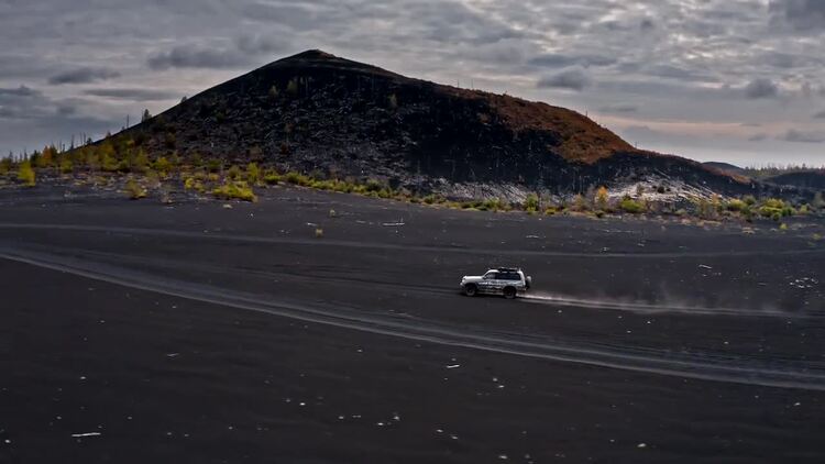 吉普车在火山地区死树空中驾驶实拍视频
