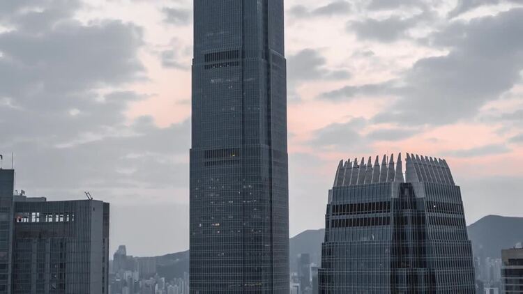 在灰色的空中城市摩天大楼实拍视频素材