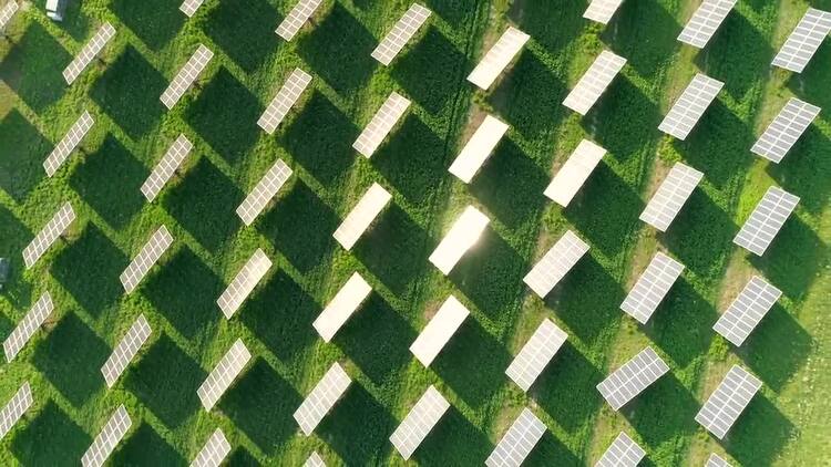 在绿色的田野中的太阳能电池板航拍视频