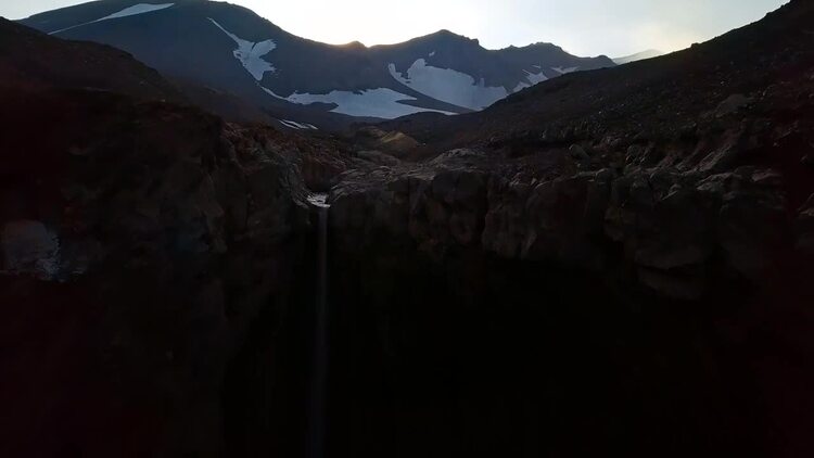 小溪通往雪山空中航拍视频