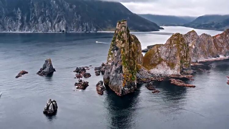 山上的海洋中的岩层航拍视频