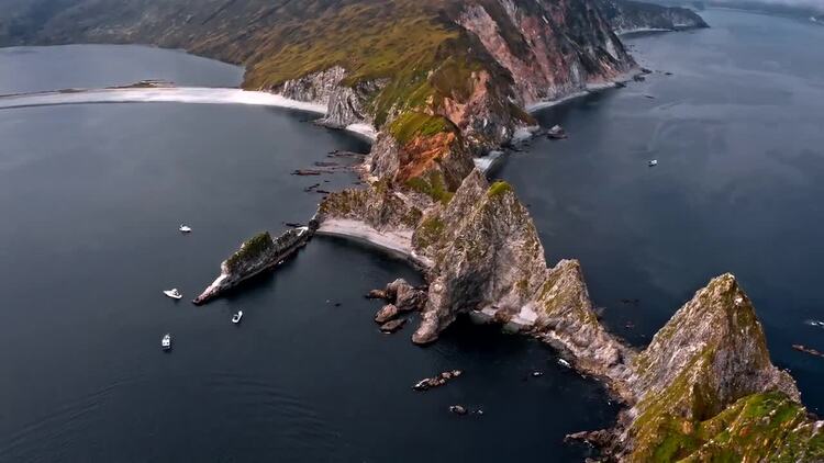 岩石的海岸线空中实拍视频