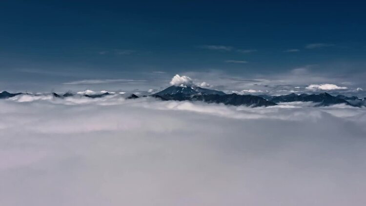 空中云层上方的山脉实拍视频