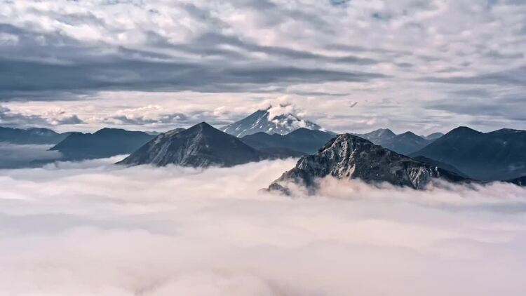 空中的云层上方的雪山实拍视频