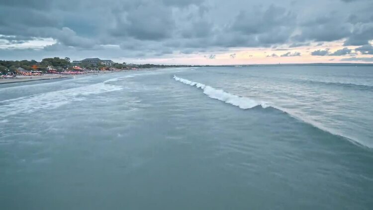 海岸上的波浪实拍视频素材