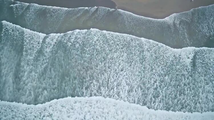 海浪朝着海滩涌去实拍视频素材