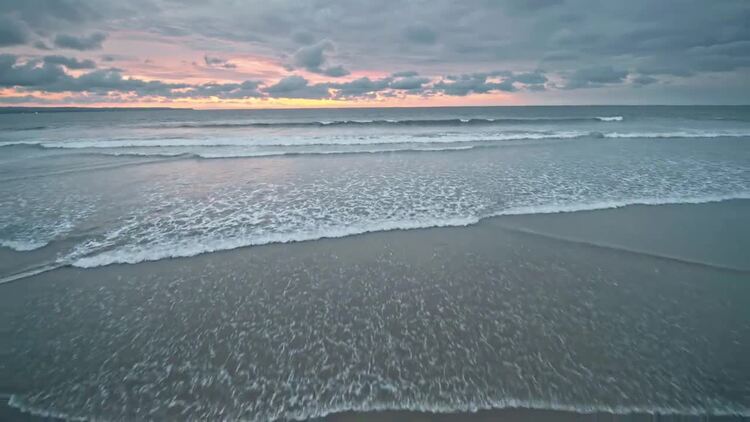 日落时海滩上的波浪实拍视频素材