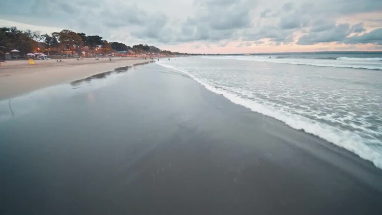 日落时海浪向海滩飞去实拍视频素材