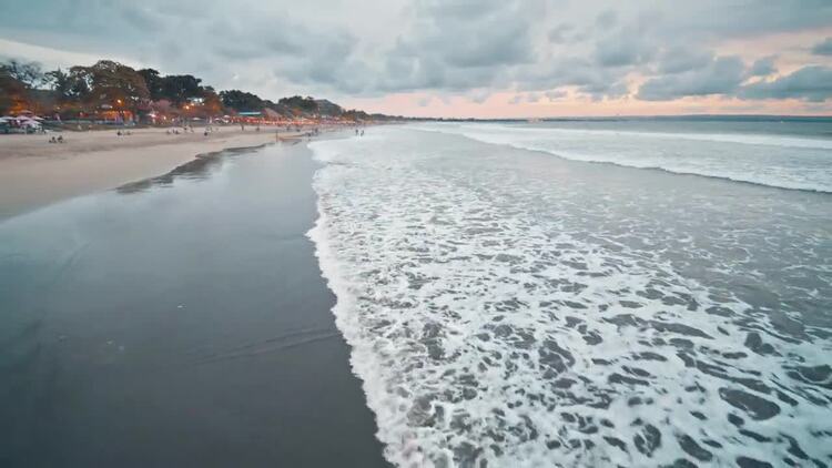 海浪在日落中驶向海滩实拍视频素材