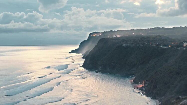 夕阳下的海边悬崖实拍视频素材