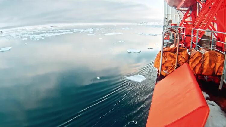 破冰船在冰冷的水中实拍视频素材