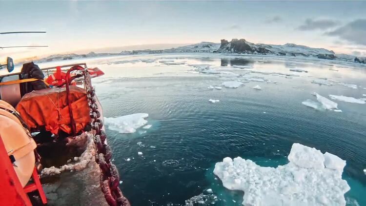 破冰船在冰水中航行实拍视频素材