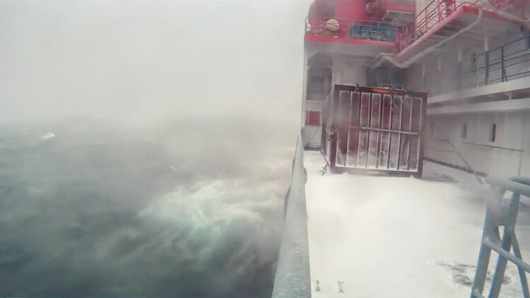 在冰冷的海水中航行的船实拍视频素材