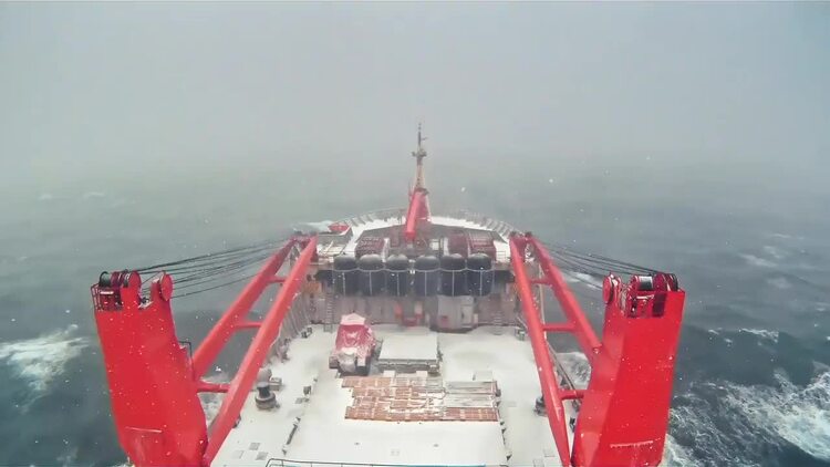 暴风雪中的船在冰冷的海水中航行实拍视频素材