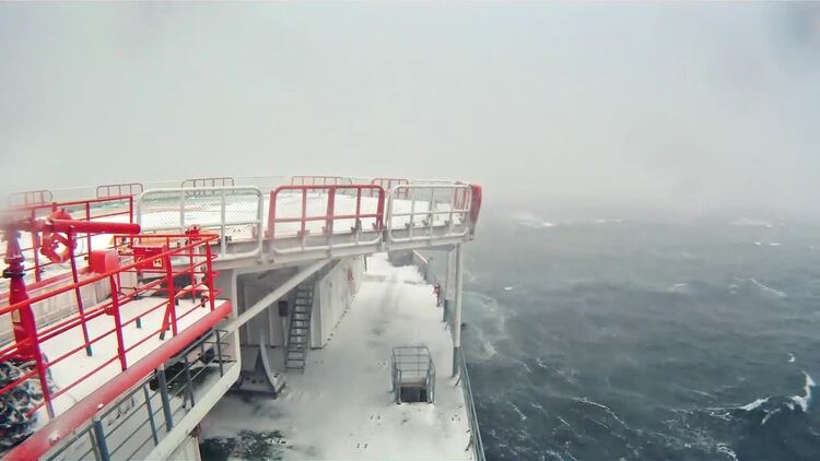 海上暴风雪中的船实拍视频素材