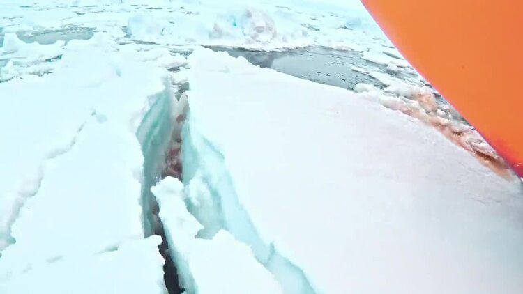 破冰船在冰海中破冰实拍视频素材