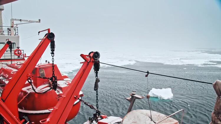 破冰船在冰海中航行实拍视频素材