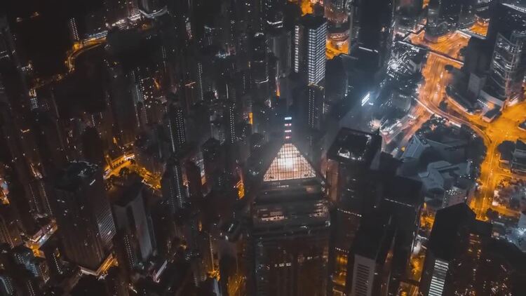 夜间红外空中城市中的建筑物和道路实拍视频素材