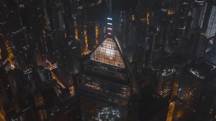 夜间红外空中城市的摩天大楼实拍视频素材