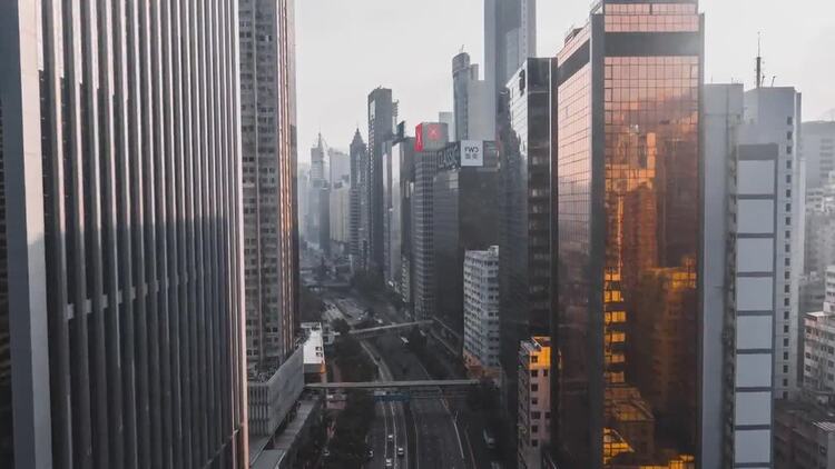 香港高速公路上的摩天大楼旁的高速公路上行驶的汽车实拍视频素材
