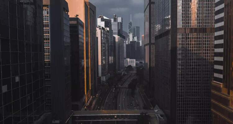 高速公路沿线的香港摩天楼实拍视频素材
