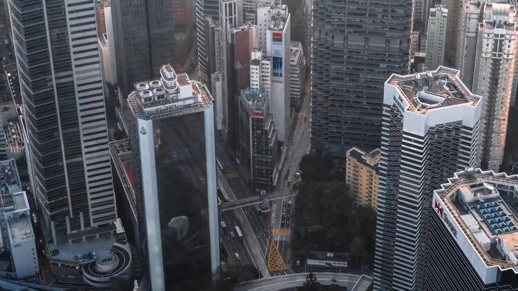 城市公路天线上摩天大楼附近的车辆行驶实拍视频素材