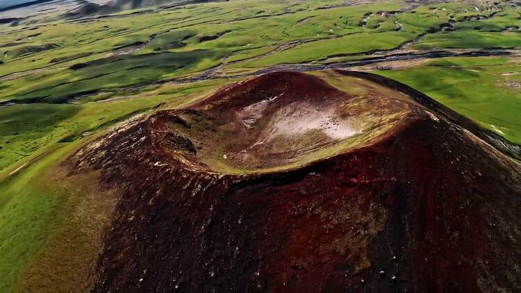 火山口的绿色山丘空中实拍视频素材